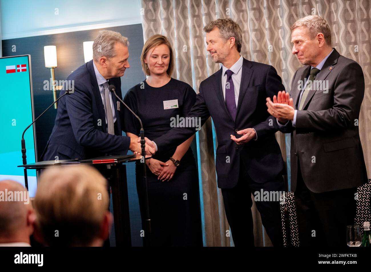 Re Frederik X partecipa, insieme all'ambasciatore danese in Polonia, Ole Toft, alla firma di un memorandum d'intesa tra la società danese Nature Energy del direttore Ole Hvelplund e la società polacca SIME Polska di Olga Oczkowska, capo del reparto appaltatori, all'Hotel Bristol di Varsavia, Polonia, mercoledì 31 gennaio 2024. Il re è in promozione commerciale ufficiale in Polonia dal 30 gennaio al 2 febbraio, con programmi sia nella capitale Varsavia che nella città portuale di Stettino. La visita si concentra sull'energia verde e sull'agricoltura e durante la visita la maestosità sarà accompagnata dal ministro per Foto Stock