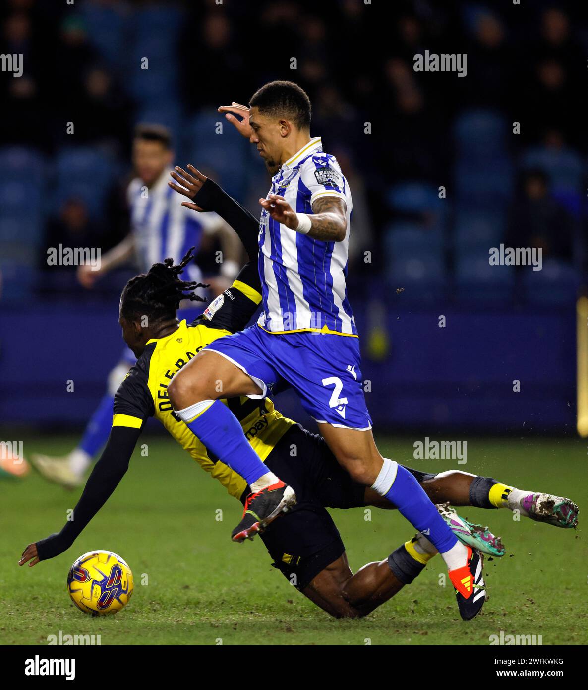 Liam Palmer (a destra) dello Sheffield Wednesday fallo il Tom delle-Bashiru di Watford durante il match per il titolo Sky Bet a Hillsborough, Sheffield. Data foto: Mercoledì 31 gennaio 2024. Foto Stock