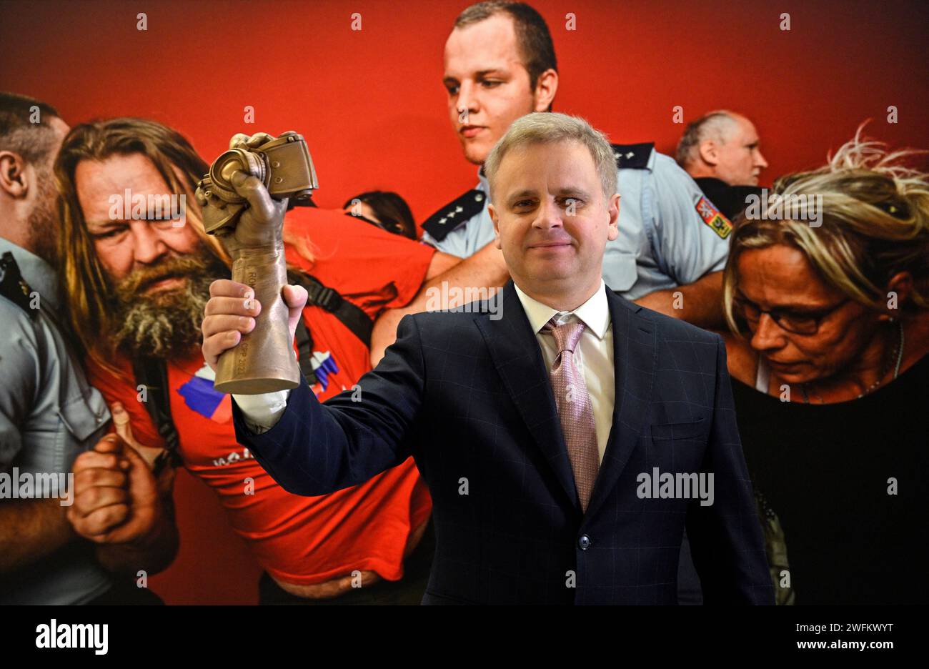 Praga, Repubblica Ceca. 31 gennaio 2024. La cerimonia di premiazione del 29° concorso fotografico della stampa ceca si è tenuta a Praga, Repubblica Ceca, il 31 gennaio 2024. Roman Vondrous, fotografo della Czech News Agency (CTK), che ha vinto il premio principale per la fotografia dell'anno 2023, si pone con il premio davanti alla sua fotografia. Crediti: Katerina Sulova/CTK Photo/Alamy Live News Foto Stock