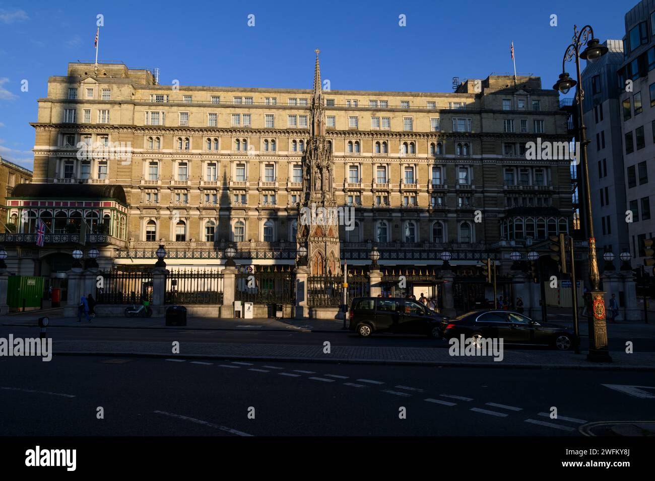Il Clermont London Hotel, un edificio classificato di grado II, si trova sopra la stazione ferroviaria di Charing Cross. Potete vedere una replica della Croce di Eleonora di fronte Foto Stock