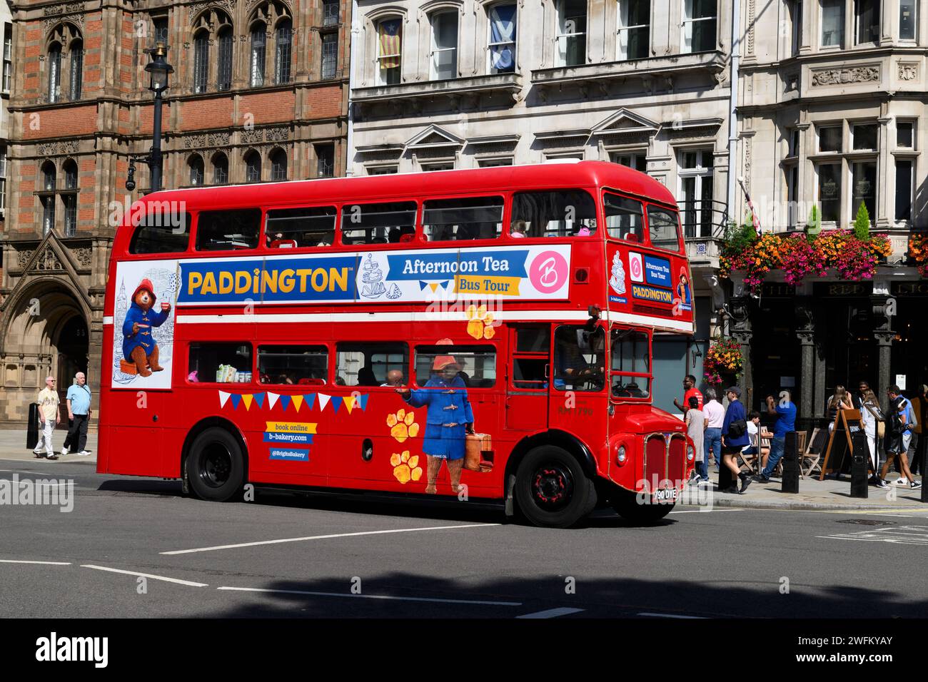 Paddington Afternoon Tea Bus, Whitehall, Londra, Regno Unito. 9 agosto 2023 Foto Stock