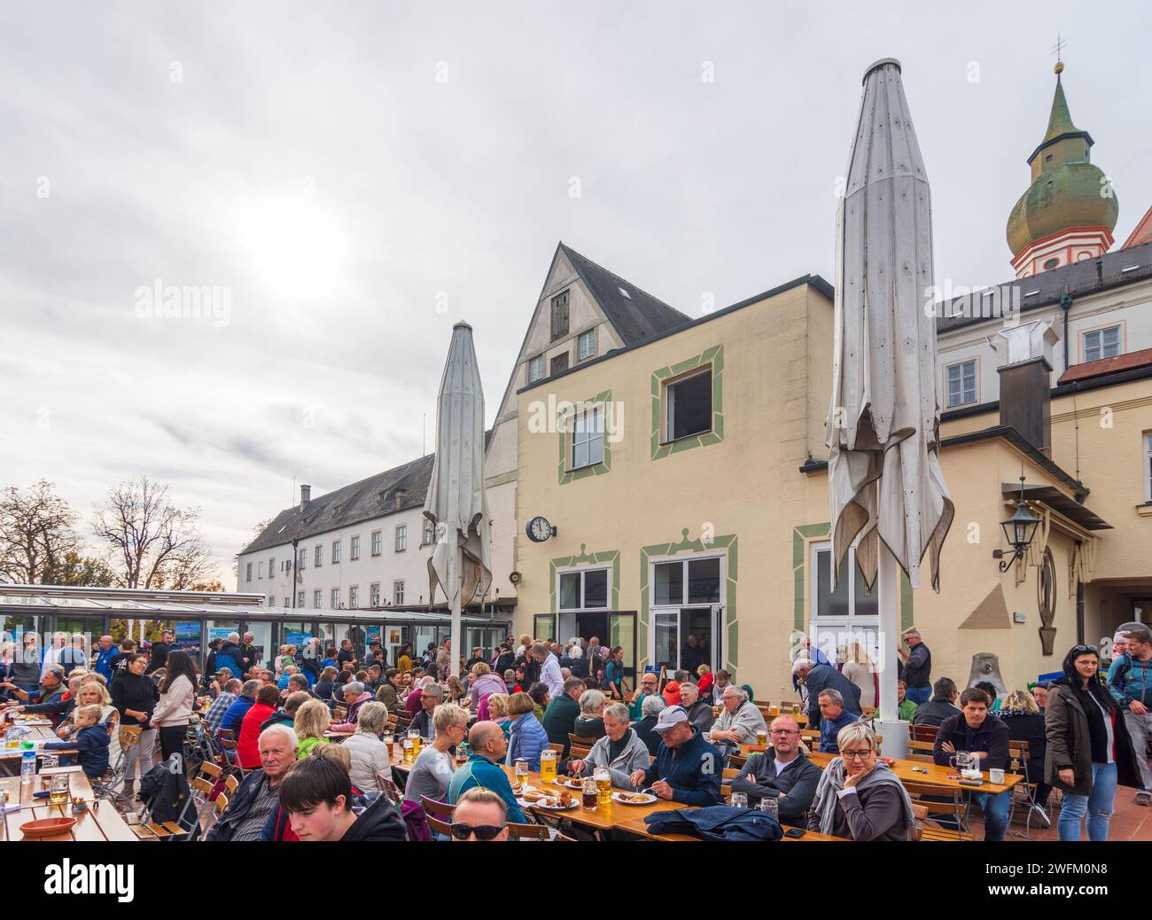 Andechs: Abbazia di Andechs, birreria all'aperto del birrificio Klosterbrauerei Andechs in Oberbayern, Ammersee Lech, alta Baviera, Bayern, Baviera, Germania Foto Stock