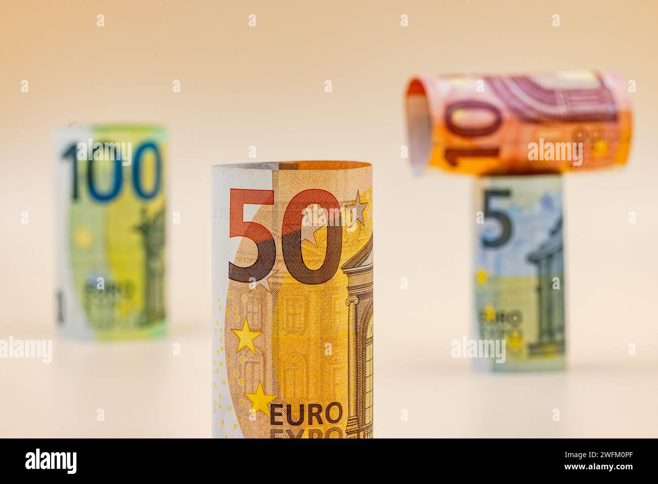 Le banconote dell'UE europee con moneta in euro come mezzo di pagamento in Europa sono state ritagliate sullo sfondo nello studio Foto Stock