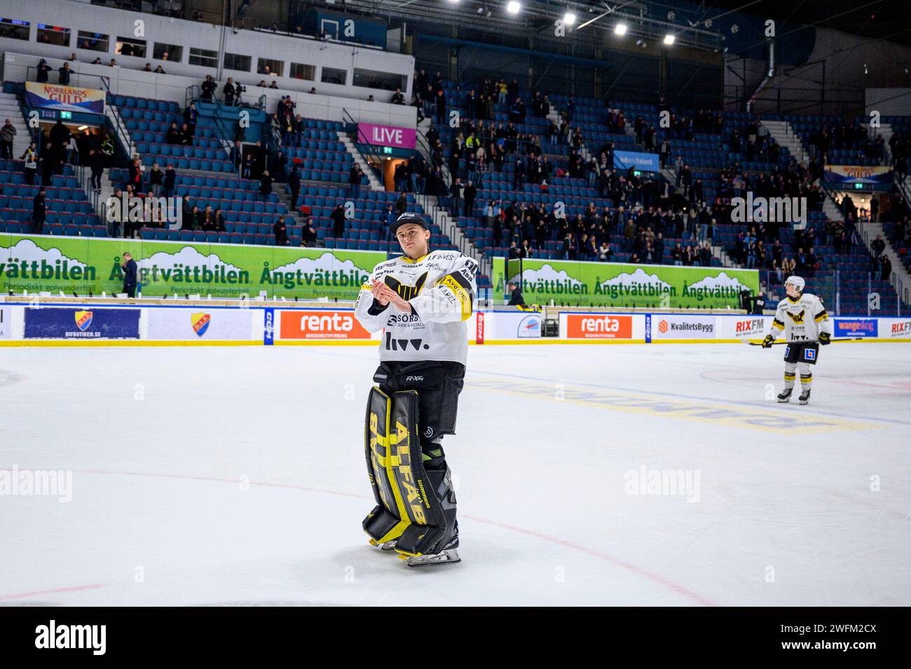 STOCCOLMA 2024-01-31 Västerås målvakt Ian Blomquist deppar efter onsdagens match i Hockeyallsvenskan mellan Djurgårdens IF och Västerås IK på Hovet. Foto Jonas von Hofsten / TT kod 11577 ***BETALBILD*** Foto Stock