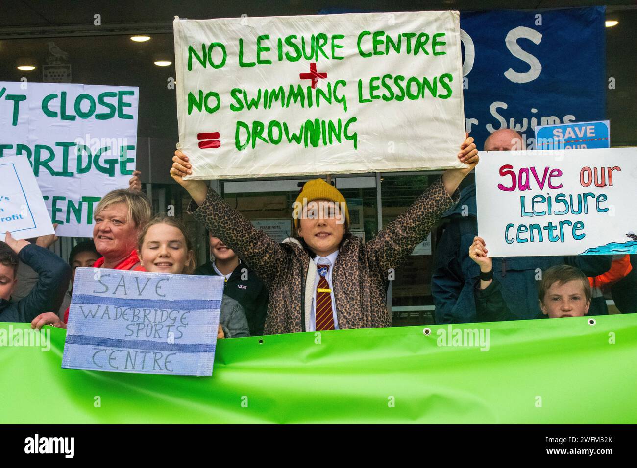 I manifestanti si riuniscono in opposizione alla prevista chiusura dei centri ricreativi e delle piscine della Cornovaglia. Foto Stock