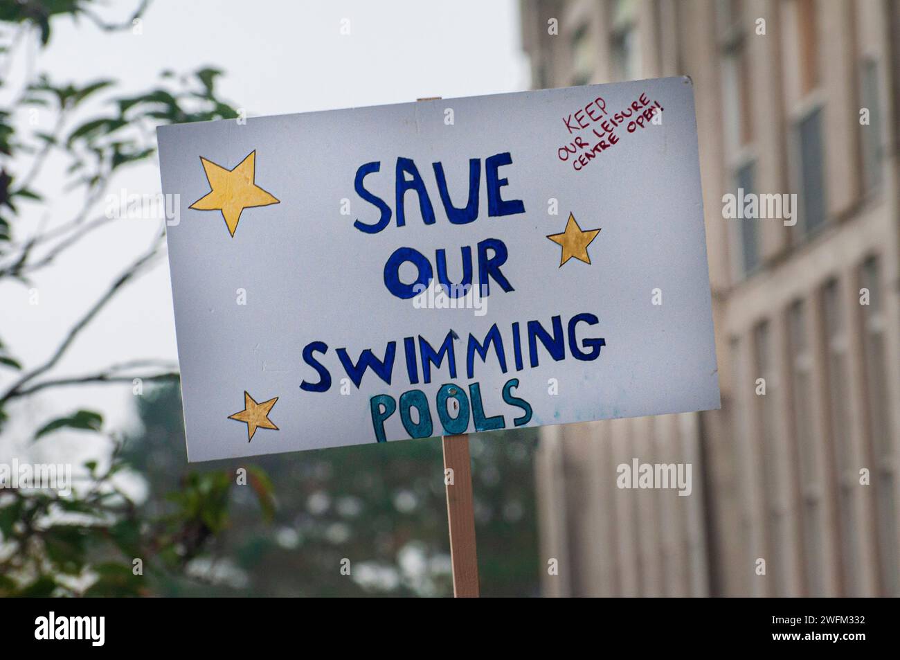 I manifestanti si riuniscono in opposizione alla prevista chiusura dei centri ricreativi e delle piscine della Cornovaglia. Foto Stock