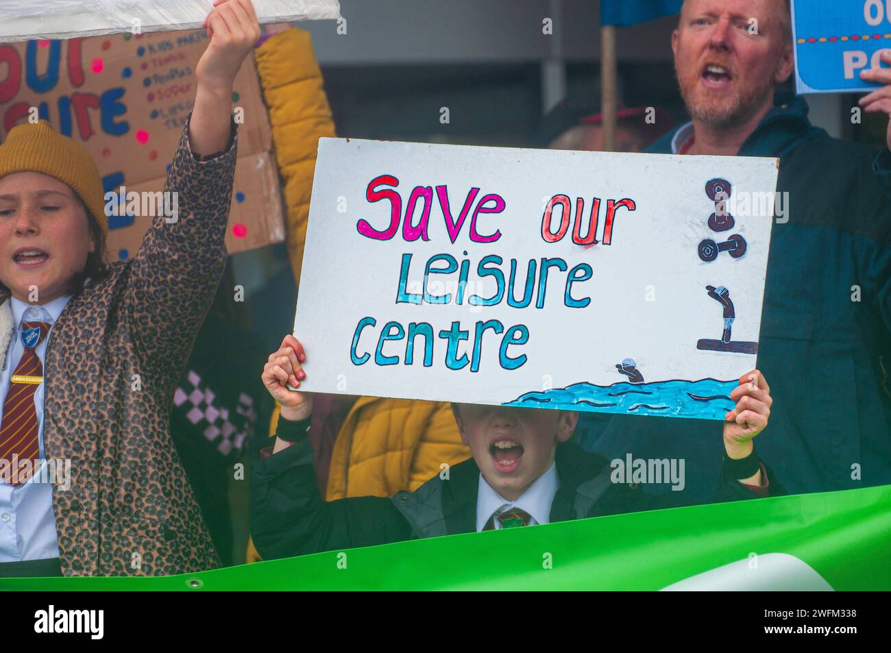 I manifestanti si riuniscono in opposizione alla prevista chiusura dei centri ricreativi e delle piscine della Cornovaglia. Foto Stock