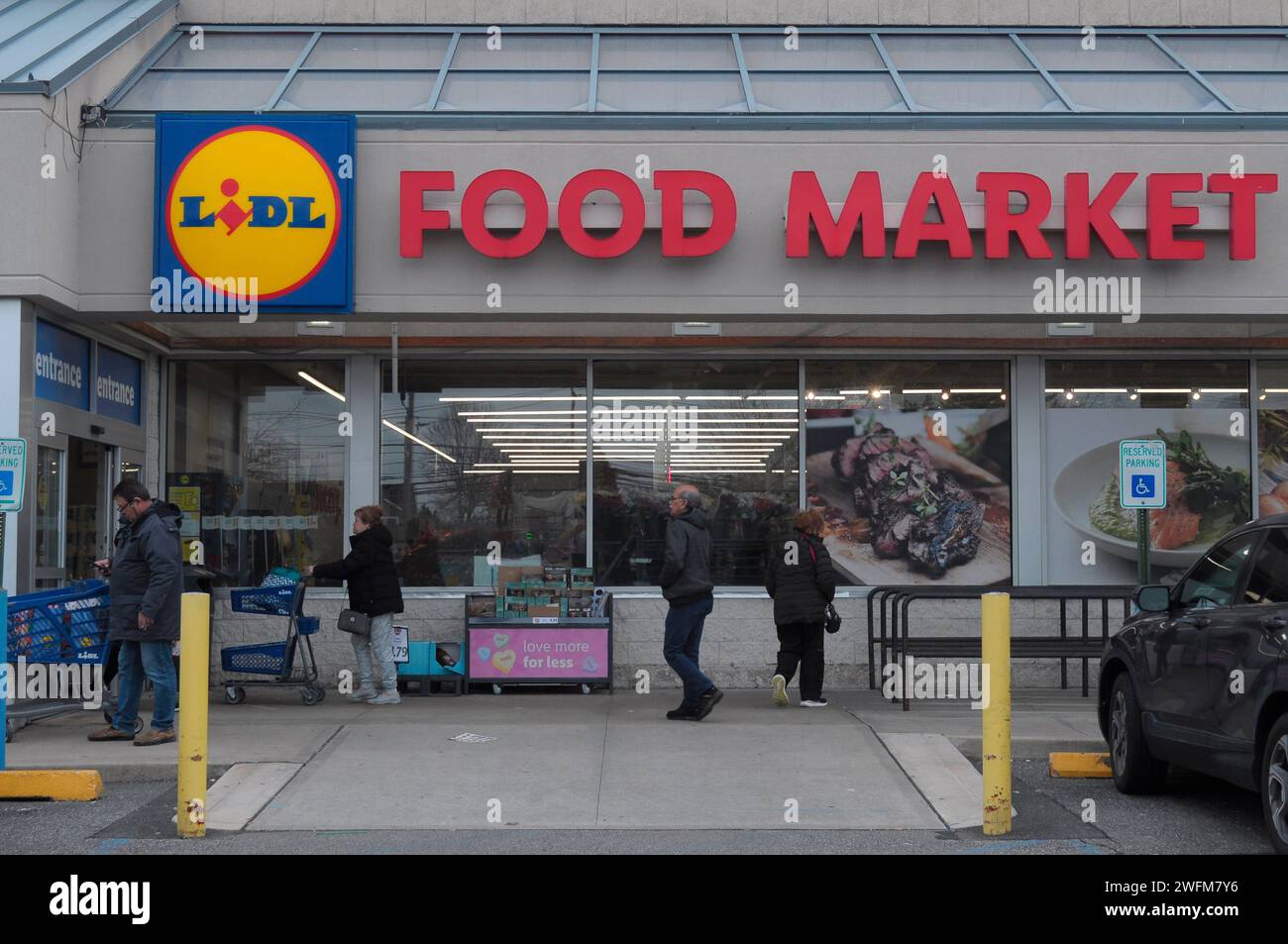 New York, Stati Uniti. 31 gennaio 2024. La gente entra in un negozio di alimentari Lidl nel quartiere di Plainview nella contea di Nassau, Long Island, New York. (Foto di Jimin Kim/SOPA Images/Sipa USA) credito: SIPA USA/Alamy Live News Foto Stock