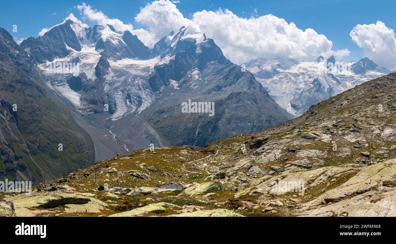 Le vette del Piz Bernina e del Piz Roseg - Svizzera. Foto Stock
