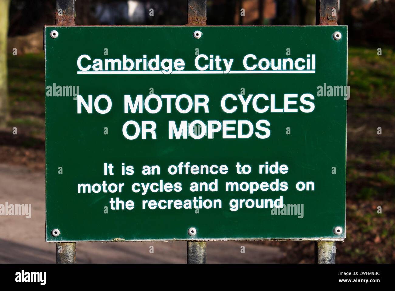 Cambridge City Council No Motor Cycles or Mopeds Sign al Cherry Hinton Hall Park, Cambridgeshire Foto Stock