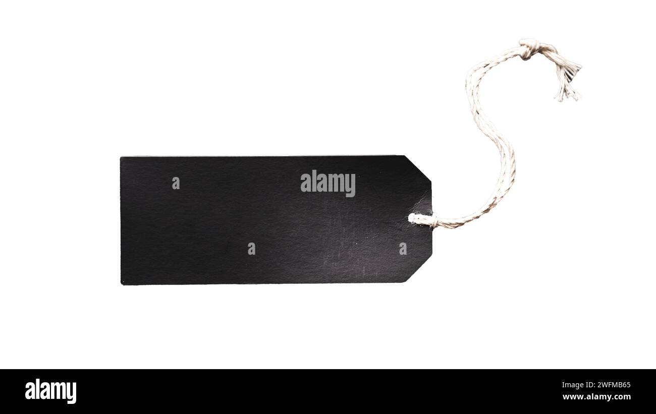 In una composizione pulita e minimalista, un cartellino nero vuoto occupa il centro di un incontaminato sfondo bianco, offrendo una tela versatile per Foto Stock