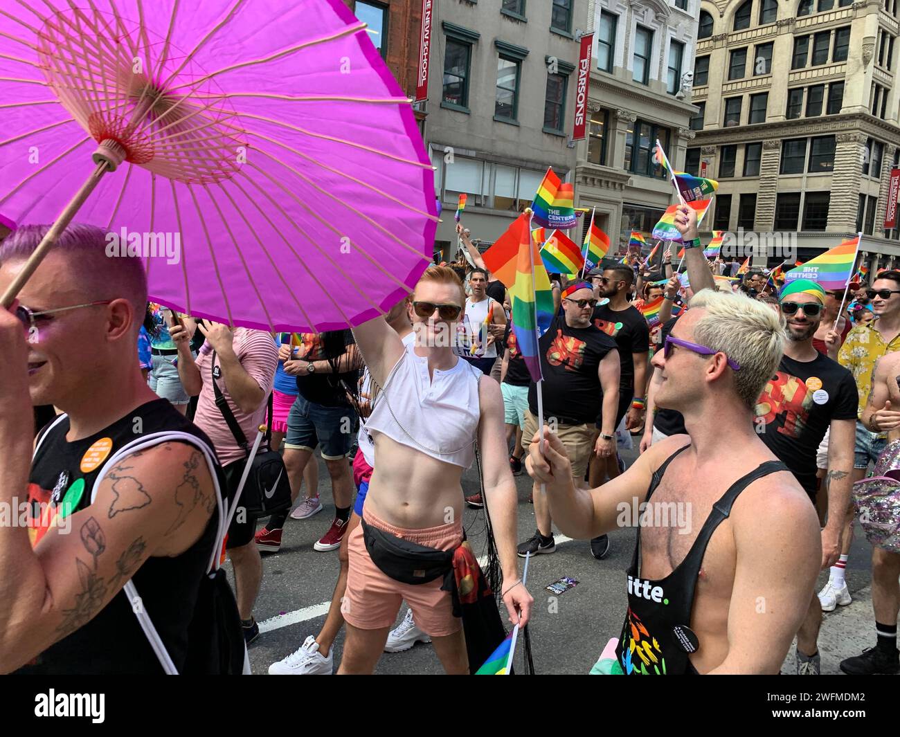 Un felice gruppo di manifestanti celebra la comunità LBGT mentre la sfilata del Gay Pride si sveglia per le strade di New York Foto Stock