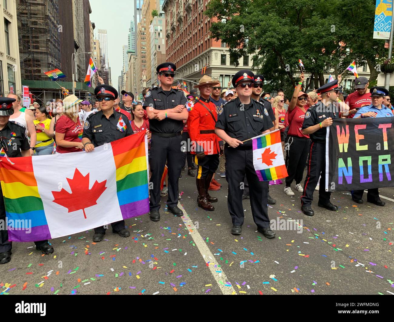 Una delegazione della Royal Canadian Mounted Police marcia nella sfilata del Gay Pride a New York City per celebrare la comunità LBGT Foto Stock