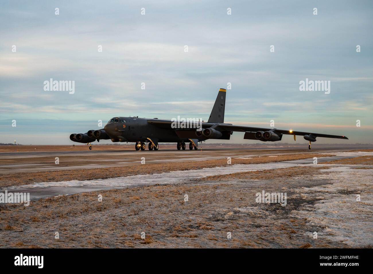 Un B-52H Stratofortress taxi verso la pista presso Minot Air Force base, North Dakota, 30 gennaio 2024. Il bombardiere è in grado di volare ad alte velocità subsoniche ad altitudini fino a 50.000 piedi per più di 8.800 miglia. (Foto dell'aeronautica militare statunitense di Alexander Nottingham) Foto Stock