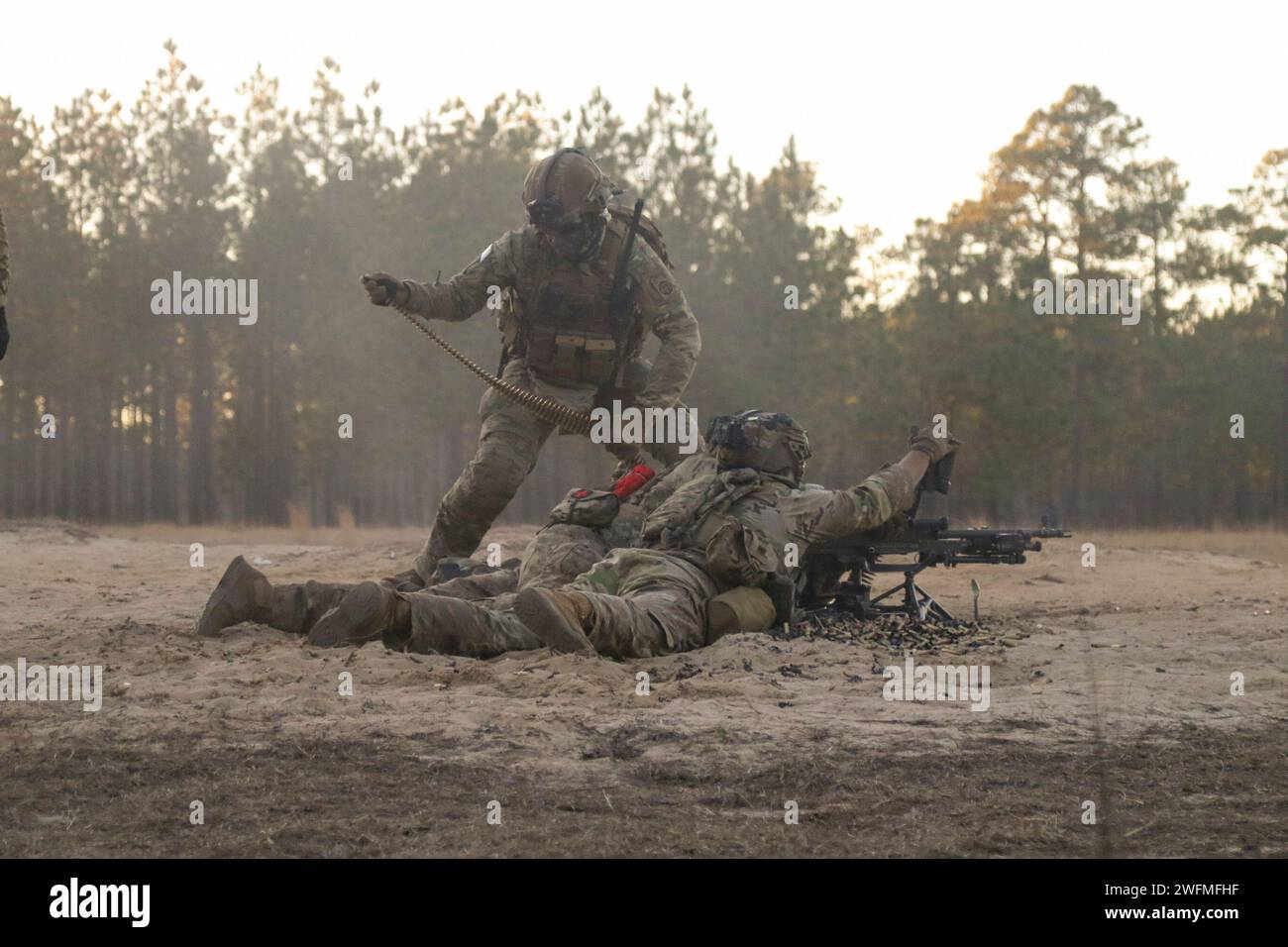 Paracadutisti dell'esercito statunitense assegnati alla Bravo Company, nota anche come "Black Heart", 1st Battalion, 504th Parachute Infantry Regiment, 1st Brigade Combat Team, 82nd Airborne Division, consegna munizioni per una mitragliatrice M240B durante un'esercitazione di fuoco vivo nell'ambito dell'operazione Devil Strike on Fort Liberty, North Carolina, gennaio 29, 2024. L'operazione Devil Strike è un'esercitazione congiunta di convalida forzata delle dimensioni di una brigata, progettata per testare la prontezza dei paracadutisti prima di frequentare il Joint Readiness Training Center a Fort Johnson, Louisiana. La 82nd Airborne Division è la prima divisione congiunta al mondo Foto Stock