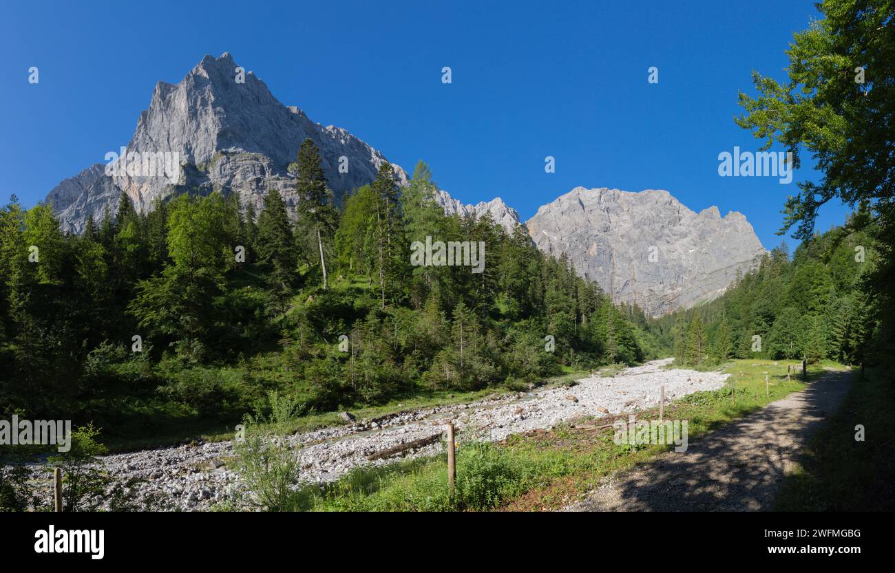 Il panorama mattutino delle pareti nord dei monti Karwendel - pareti di Spritzkar spitze e Grubenkar spitze da Enger alto - Grosser Ahornboden muro Foto Stock