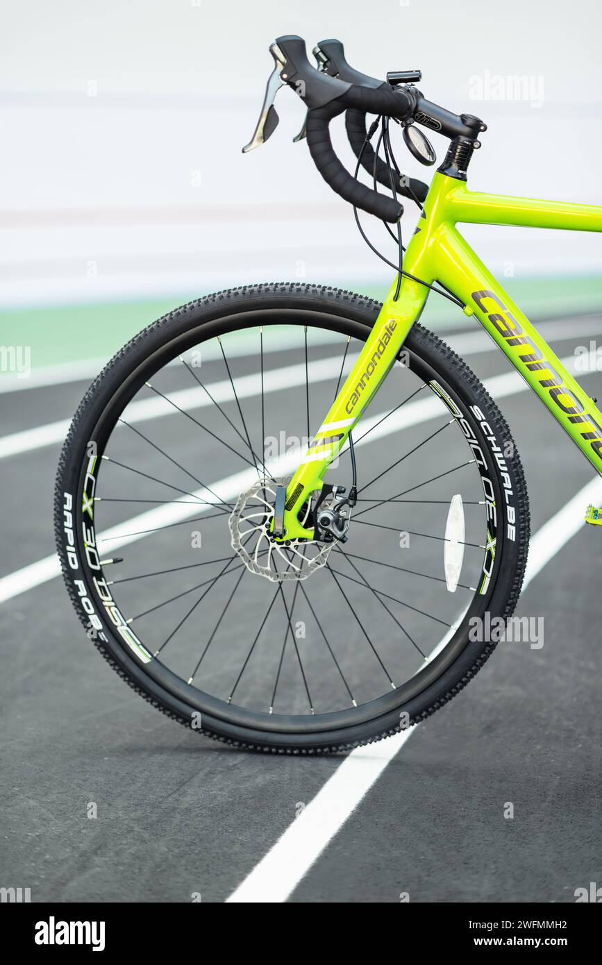 Bicicletta Cannondale verde lime al velodromo. piste curve sullo sfondo. Foto Stock