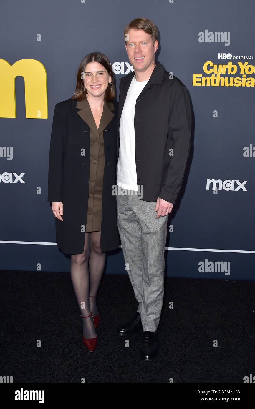 Lily Sullivan e Tim Baltz bei der Premiere der 12. Staffel der HBO serie "Curb Your Enthusiasm / Lass es, Larry!" im DGA Theater Complex. Los Angeles, 30.01.2024 Foto Stock