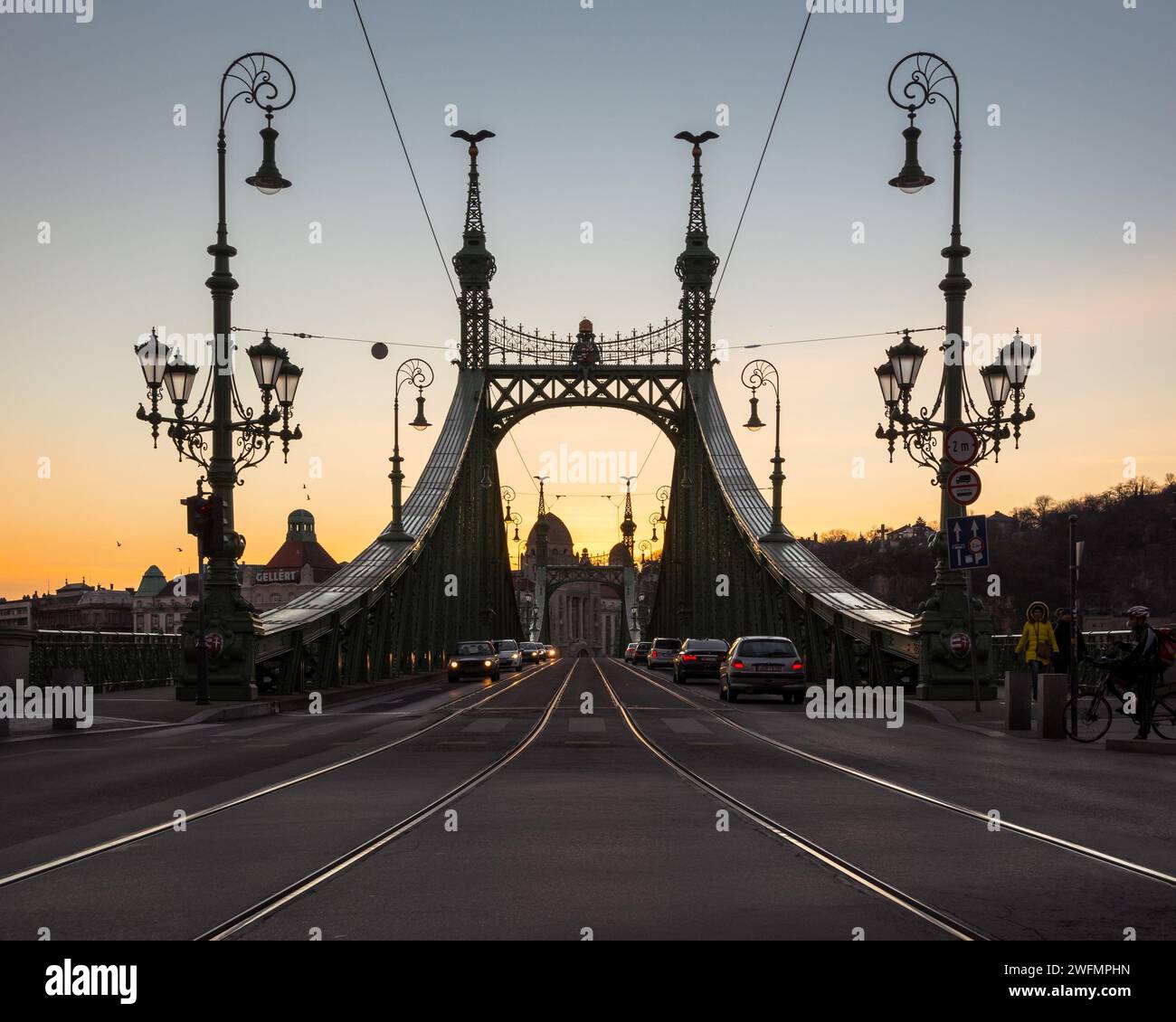 Ponte della libertà al tramonto - vista simmetrica. Vista da piazza Fővám tér sul ponte e sulla riva destra del Danubio. Scatto simmetrico grandangolare della struttura del ponte Foto Stock