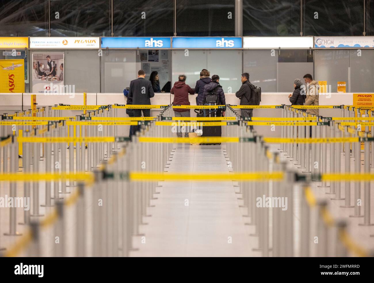 Colonia, Germania. 31 gennaio 2024. I passeggeri raccolgono informazioni presso uno sportello dell'aeroporto di Colonia/Bonn. L'annunciato sciopero di allarme da parte del personale di sicurezza nei principali aeroporti tedeschi è iniziato. Crediti: Thomas Banneyer/dpa/Alamy Live News Foto Stock