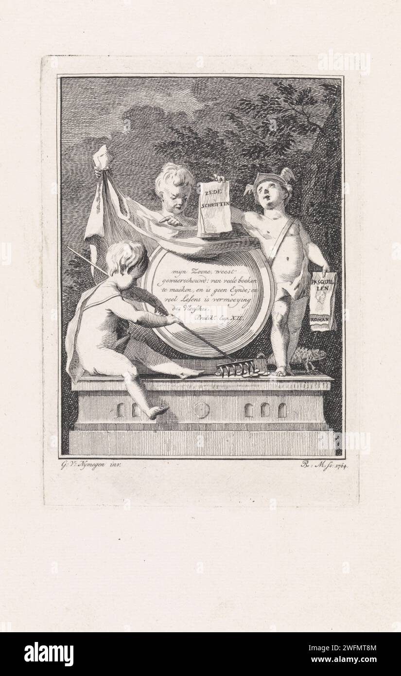 Three Putti, Robbert Muys, dopo Gerard van Nijmegen, 1764 stampa Un putto riunisce i soldi con un rastrello. Il putto centrale ha svelato una pietra rotonda con il versetto della Bibbia da PR. 12:12 in olandese. Il putto a destra porta il petaso sulla testa e tiene una foglia con il testo in una mano: Scritti morali, e nell'altra un foglio con il testo: Pasquilen. Cupidi da incisione su carta Rotterdam: "amores", "amoretti", "putti". rastrellamento. Attributi di mercurio: Petasus Foto Stock Three Putti, Robbert Muys, dopo Gerard van Nijmegen, 1764 stampa Un putto riunisce i soldi con un rastrello. Il putto centrale ha svelato una pietra rotonda con il versetto della Bibbia da PR. 12:12 in olandese. Il putto a destra porta il petaso sulla testa e tiene una foglia con il testo in una mano: Scritti morali, e nell'altra un foglio con il testo: Pasquilen. Cupidi da incisione su carta Rotterdam: "amores", "amoretti", "putti". rastrellamento. Attributi di mercurio: Petasus Foto Stock