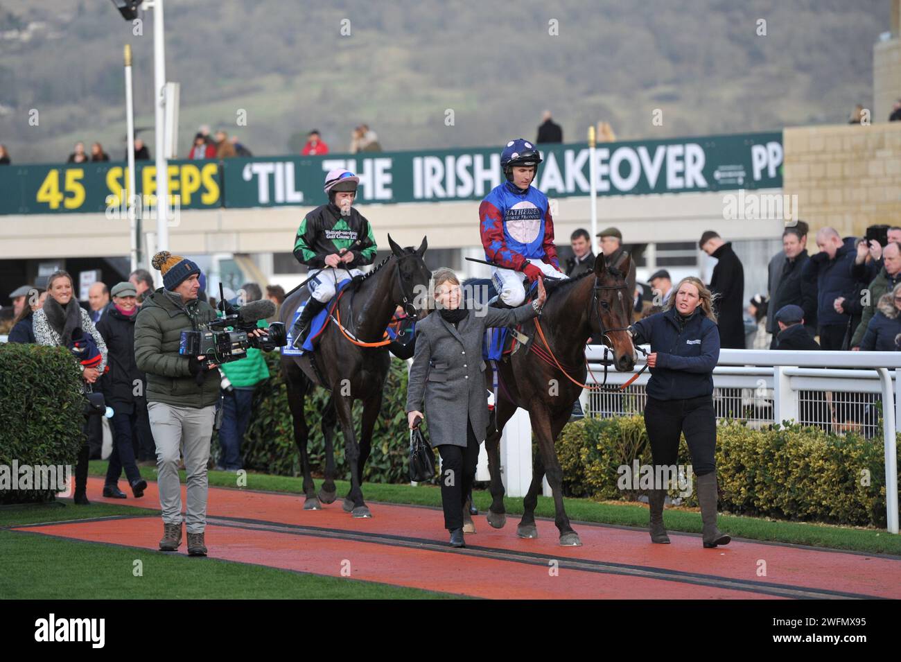 Gara 7 ore 15:35. Il McCoy Contractors Cleeve hurdle Race Paisley Park ha guidato Tom Bellamy entrando dopo la gara davanti al forte leader Gavin Sheehan Foto Stock