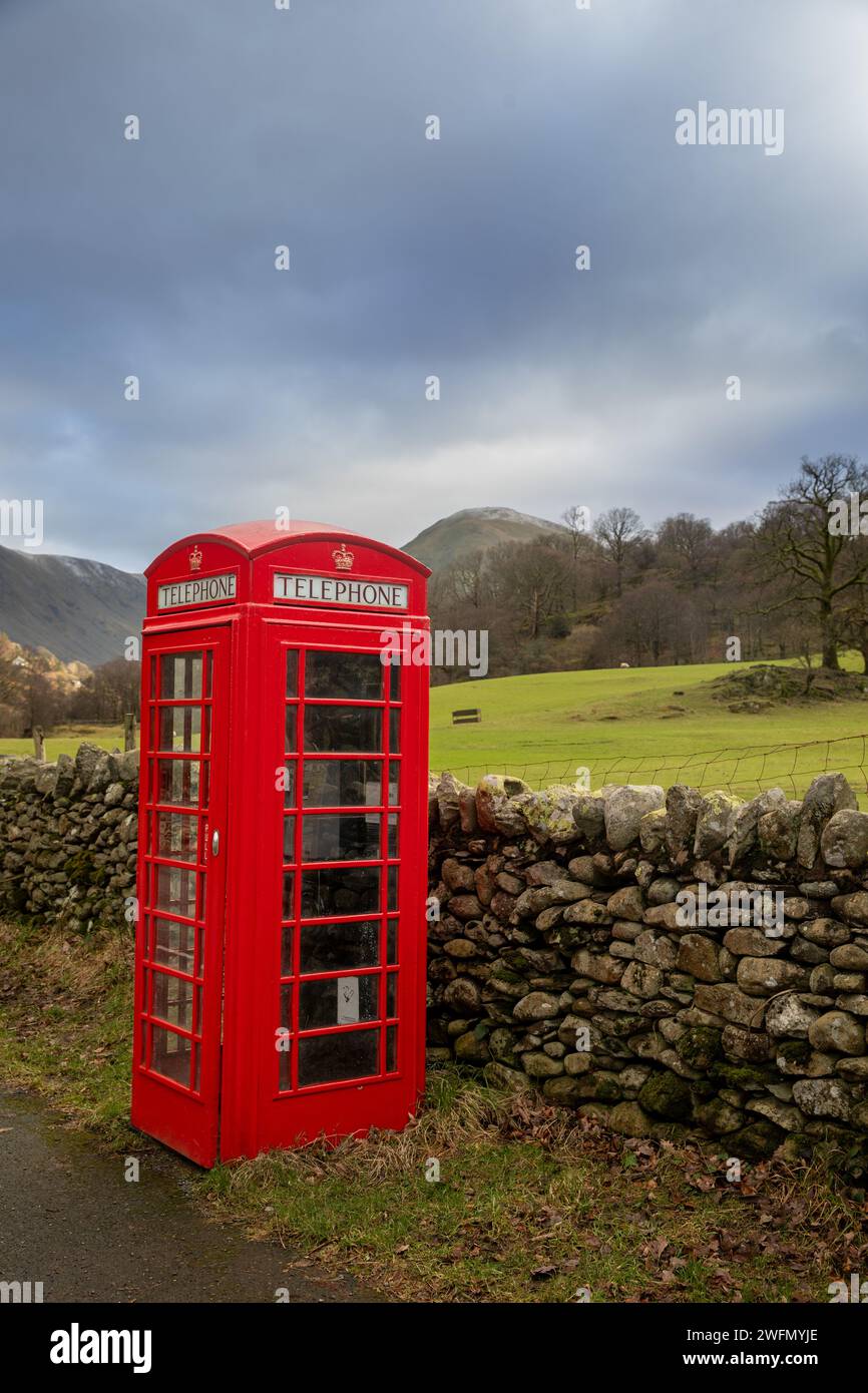 L'iconica cabina telefonica rossa K6 nel Lake District, Cumbria, Inghilterra Foto Stock