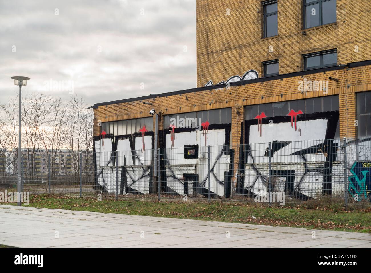 Graffiti di "guerra" alle sale Oberschoeneweide Rathenau e al Centro culturale e tecnologico Reinbeckhallen, quartiere culturale, Germania, Europa Foto Stock
