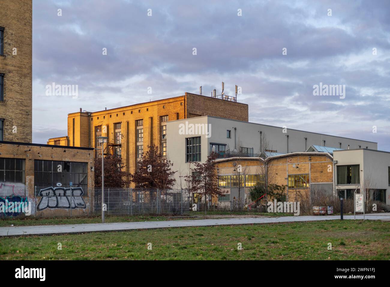 Paesaggio del patrimonio industriale a Schöneweide – la zona e gli edifici dell'ex Transformer Works Oberschöneweide (TRO), Berlino, Germania, Europa Foto Stock
