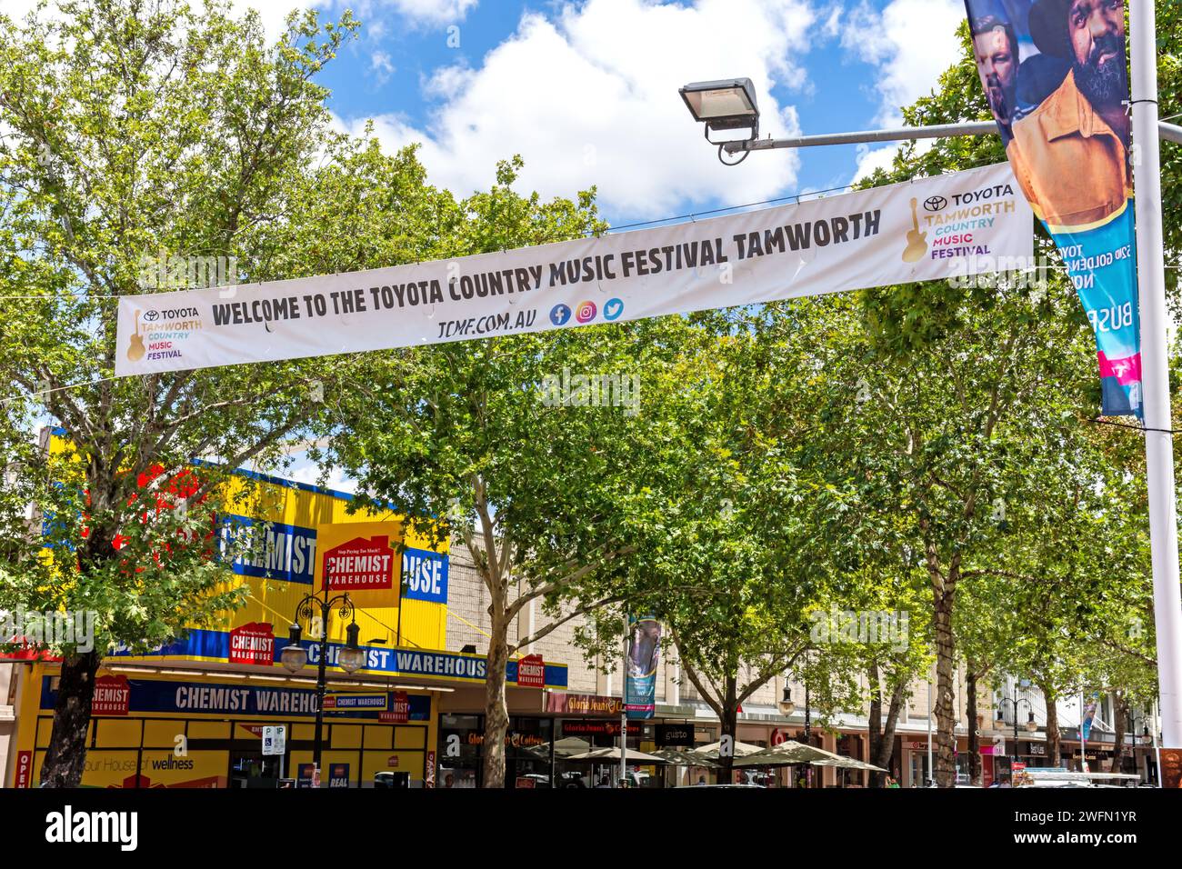 Banner sopra Peel Street benvenuto al Country Musuc Festival di Tamworth, Australia. Foto Stock