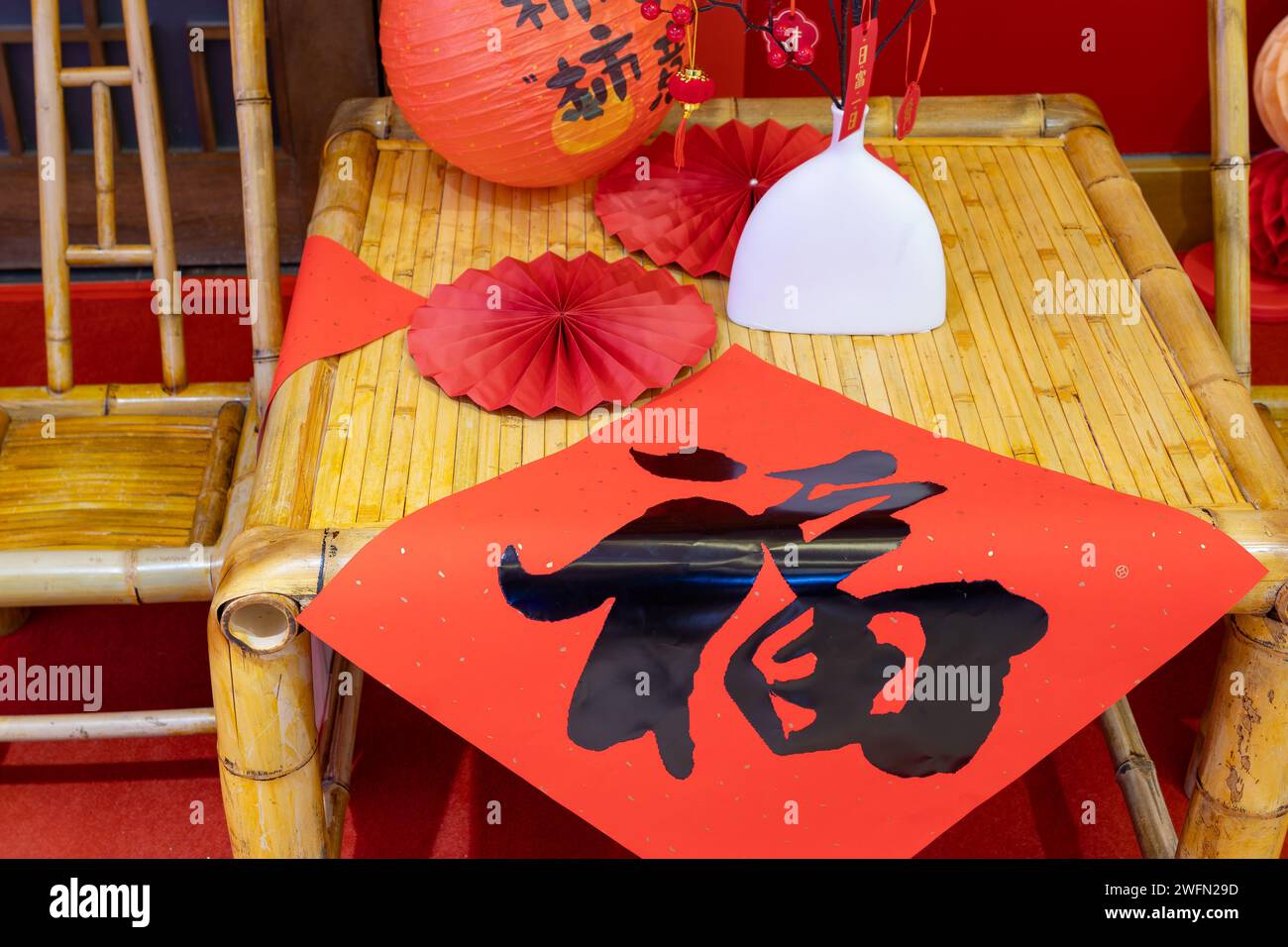 Lanterna e decorazioni del capodanno cinese la traduzione inglese dei personaggi ha tutti i desideri e si arricchisce e prospera Foto Stock