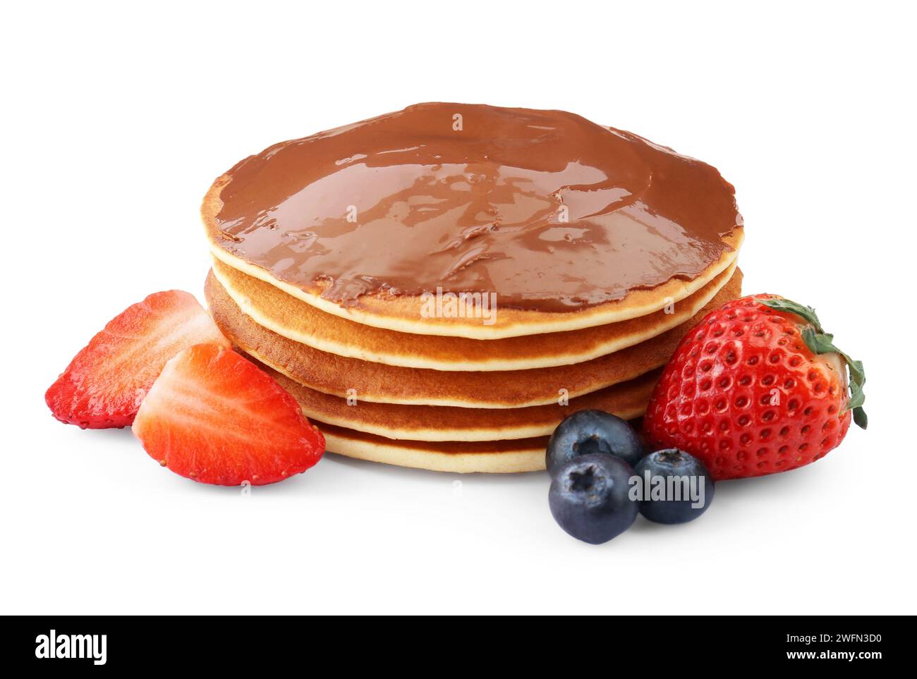 Gustosi pancake con pasta al cioccolato e frutti di bosco isolati su bianco Foto Stock