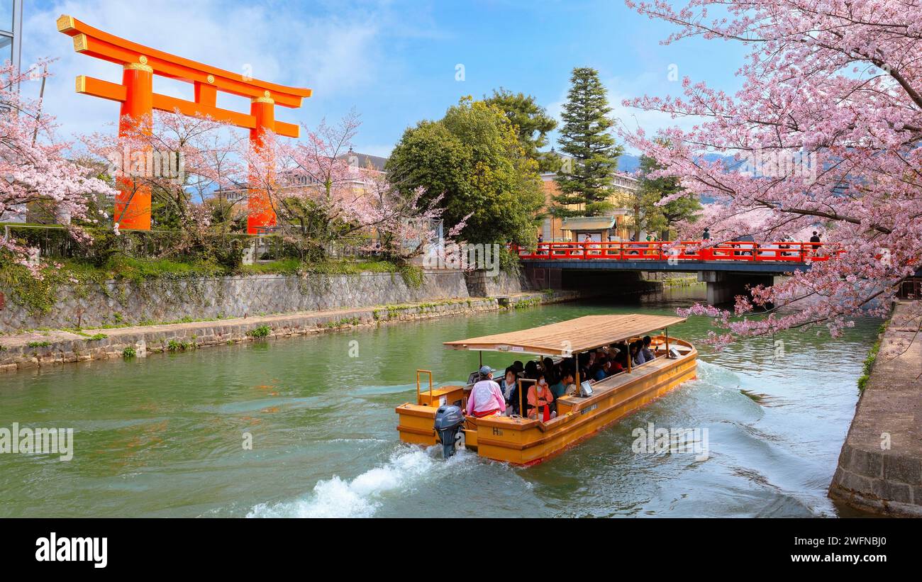 Kyoto, Giappone - 2 aprile 2023: Il giro in barca Okazaki Jikkokubune effettua una crociera di tre chilometri dal molo delle barche di Nanzenji alla diga di Ebisu e ritorno Foto Stock