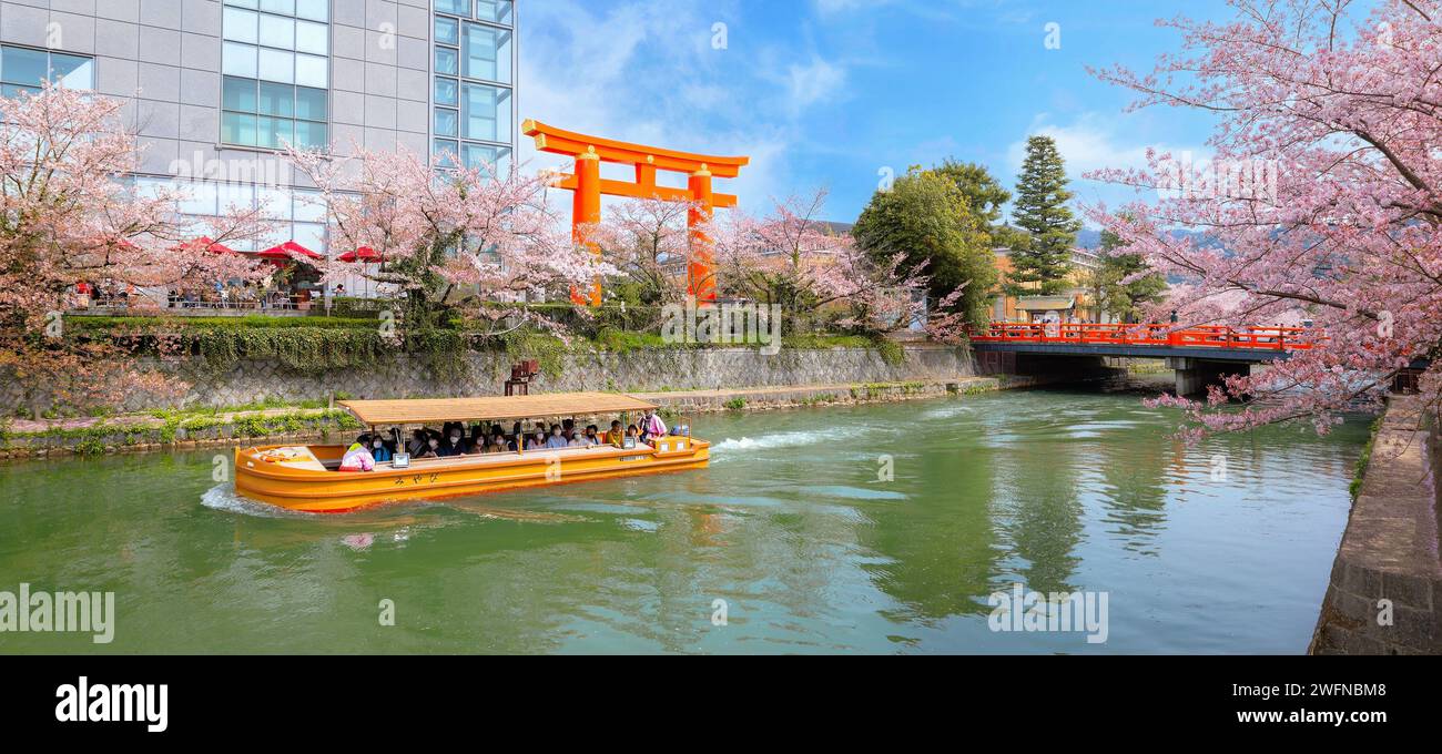Kyoto, Giappone - 2 aprile 2023: Il giro in barca Okazaki Jikkokubune effettua una crociera di tre chilometri dal molo delle barche di Nanzenji alla diga di Ebisu e ritorno Foto Stock