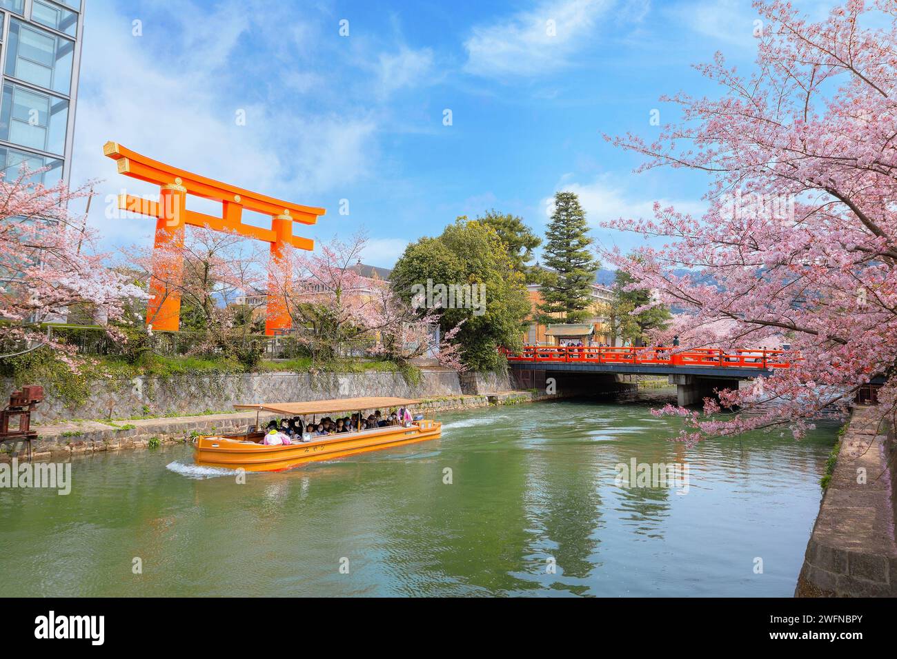 Kyoto, Giappone - 2 aprile 2023: Il giro in barca Okazaki Jikkokubune effettua una crociera di tre chilometri dal molo delle barche di Nanzenji alla diga di Ebisu e ritorno Foto Stock