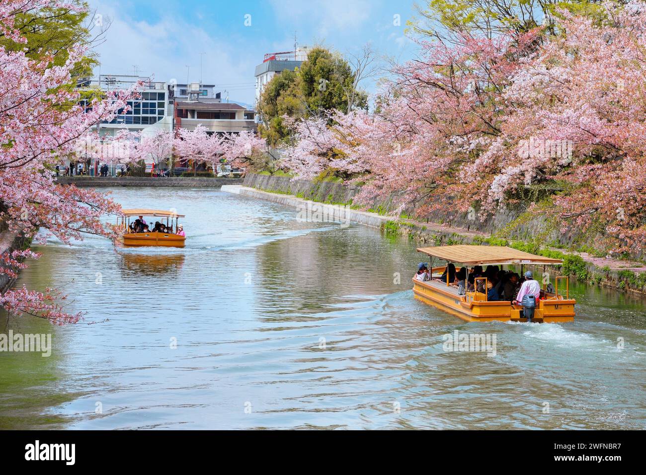 Kyoto, Giappone - 2 aprile 2023: Il giro in barca Okazaki Jikkokubune effettua una crociera di tre chilometri dal molo delle barche di Nanzenji alla diga di Ebisu e ritorno Foto Stock