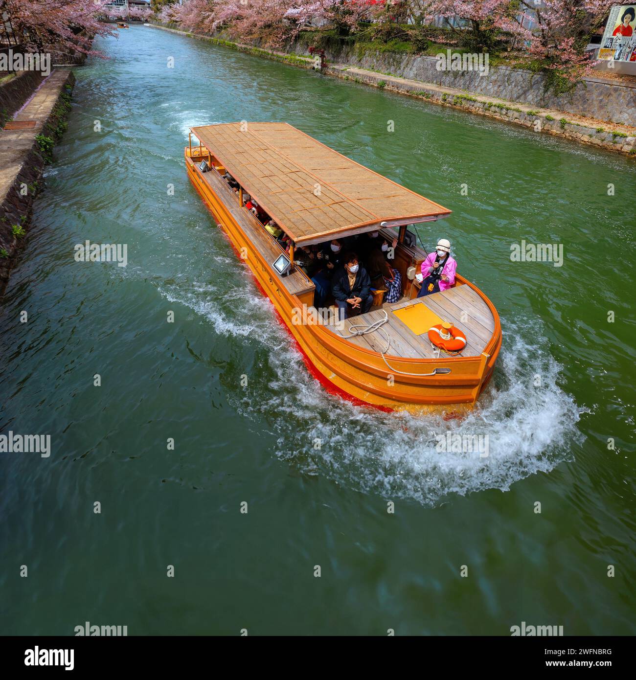 Kyoto, Giappone - 2 aprile 2023: Il giro in barca Okazaki Jikkokubune effettua una crociera di tre chilometri dal molo delle barche di Nanzenji alla diga di Ebisu e ritorno Foto Stock