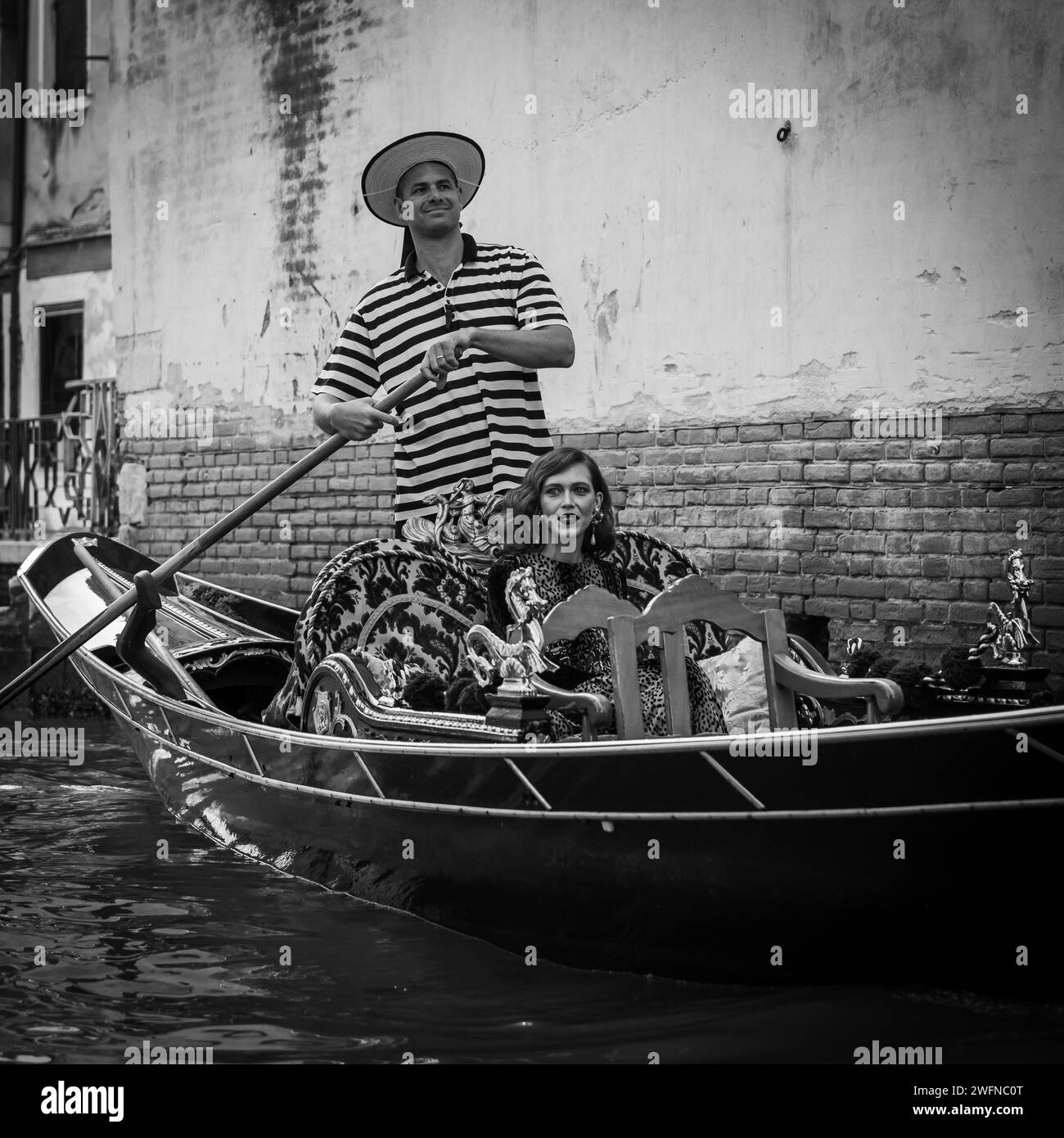 Gondolier Ferries Beautiful Woman through Venice Foto Stock