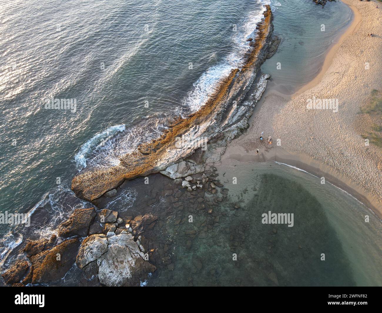 Foto aerea della costa rocciosa sul lato sud di kauai Foto Stock