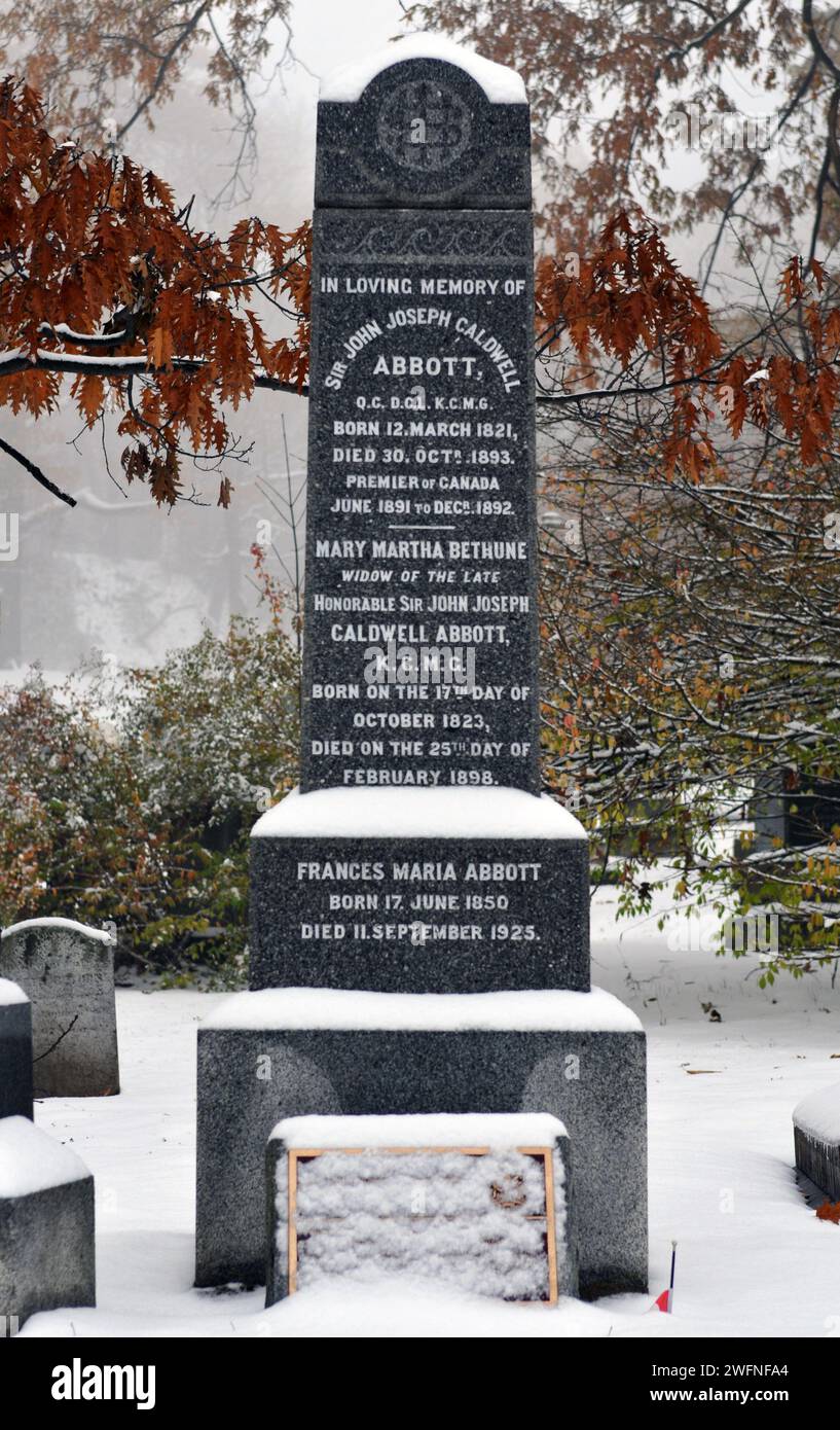 La neve fresca ricopre le tombe del primo ministro canadese Sir John Joseph Caldwell Abbott e della famiglia al Mount Royal Cemetery di Montreal. Foto Stock