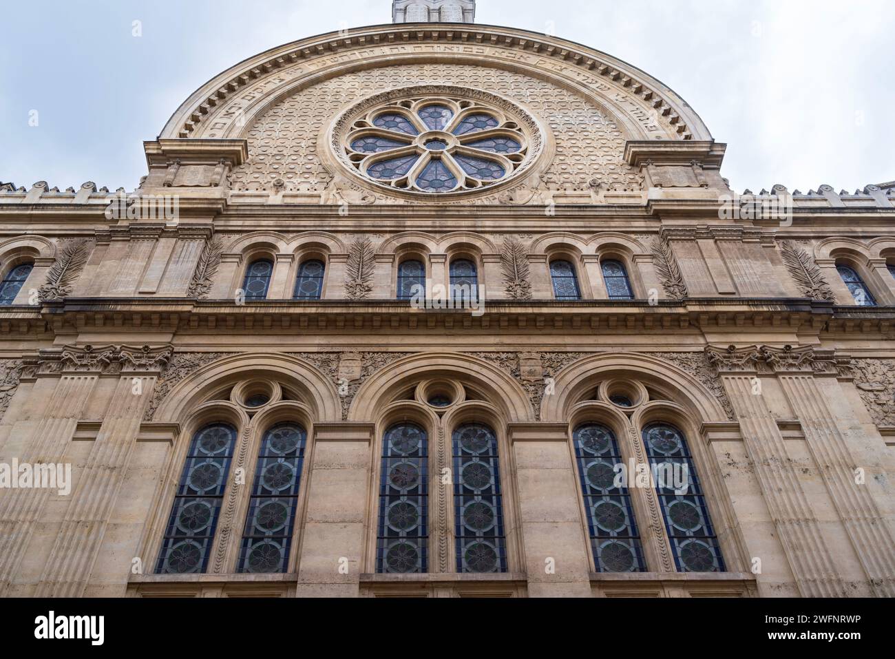 facciata della sinagoga ebraica ortodossa costruita in stile architettonico bizantino romano a parigi in francia Foto Stock