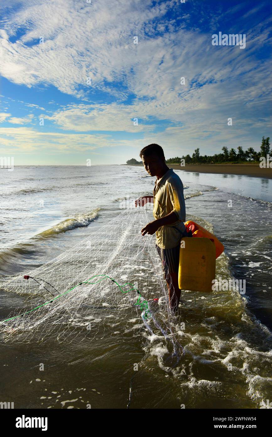Pesca sulla spiaggia di Sittwe, Baia del Bengala, Myanmar. Foto Stock