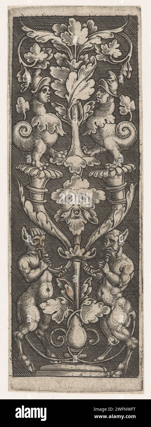 Ornamento con due sederi, stampa 1520 - 1562 due sederi ai piedi del Kandelaber con viti a foglia. Colpiscono Hoorn, su cui due ossa fantasy sono sedute con un cappello. Ornamento per incisione in carta Paesi bassi  Candlestick. Satyr (S) (in generale) Foto Stock