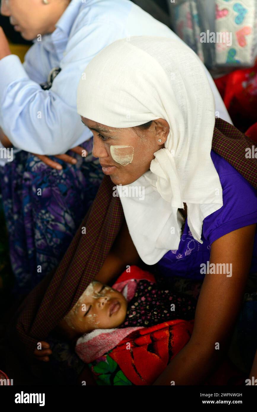 Una donna Arakanese che allatta il suo bambino sul traghetto tra Sittwe e Mrauk-U nel Myanmar occidentale. Foto Stock