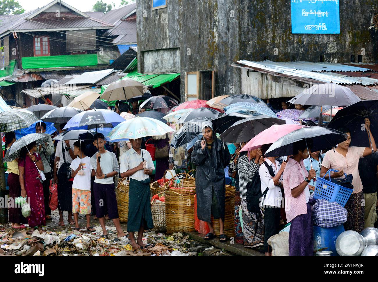 Forti piogge monsoniche lungo il fiume Kaladan nello stato di Rakhine nel Myanmar occidentale. Foto Stock