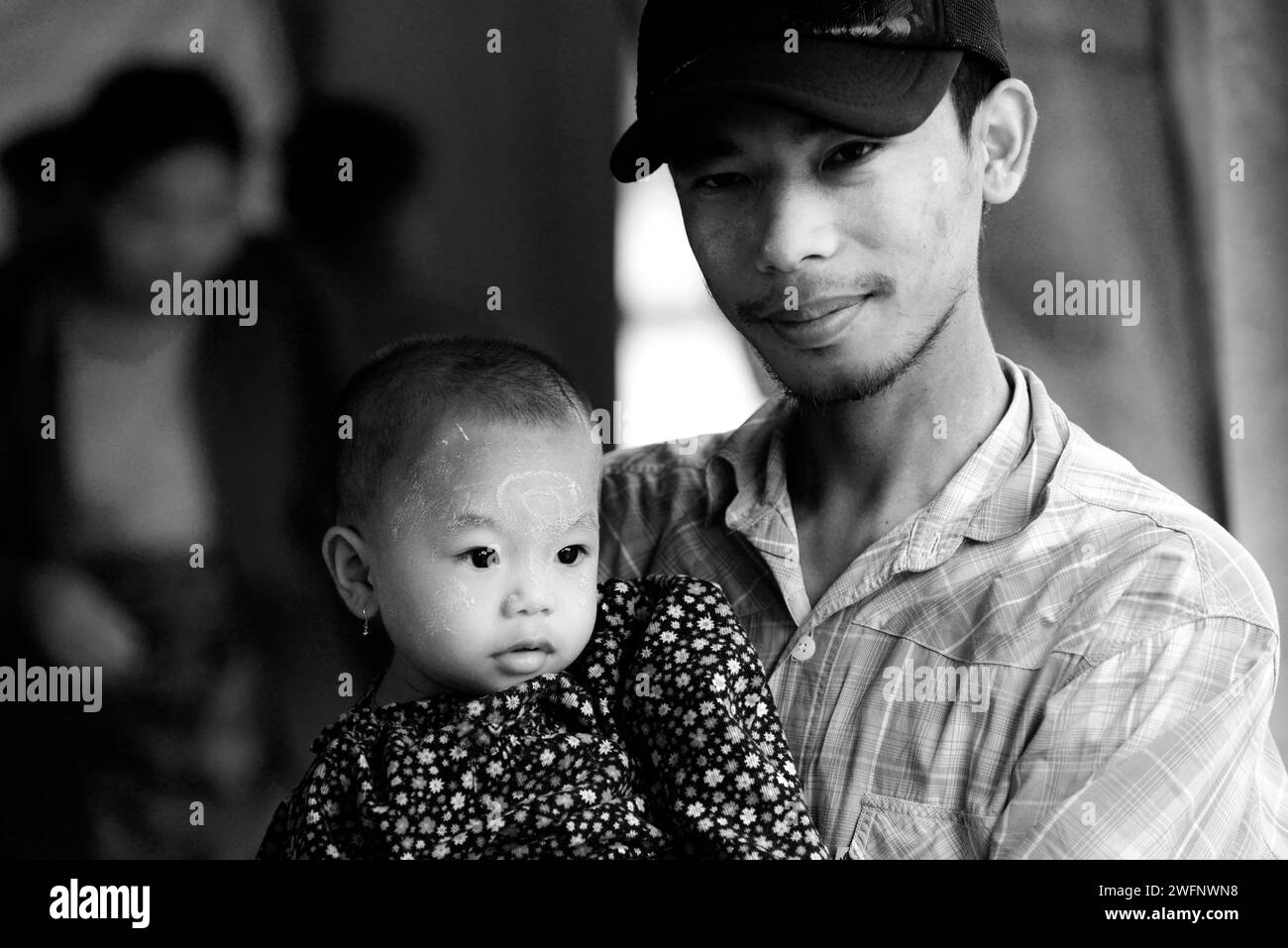 Ritratto di un padre Arakanese con sua figlia. Foto scattata sul traghetto tra Sittwe e Marauk-U nello stato di Rakhine, Myanmar occidentale. Foto Stock