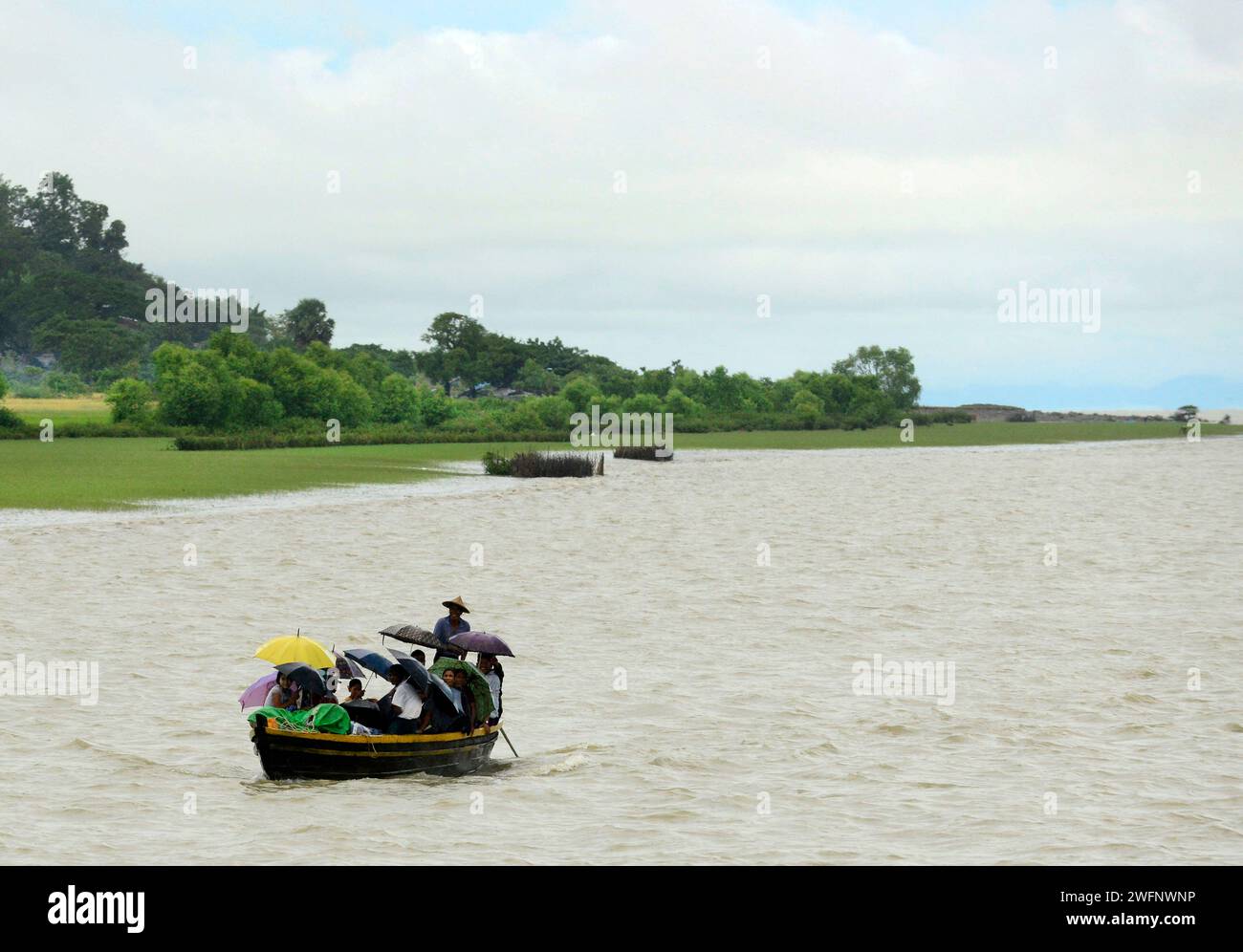 Forti piogge monsoniche lungo il fiume Kaladan nello stato di Rakhine nel Myanmar occidentale. Foto Stock