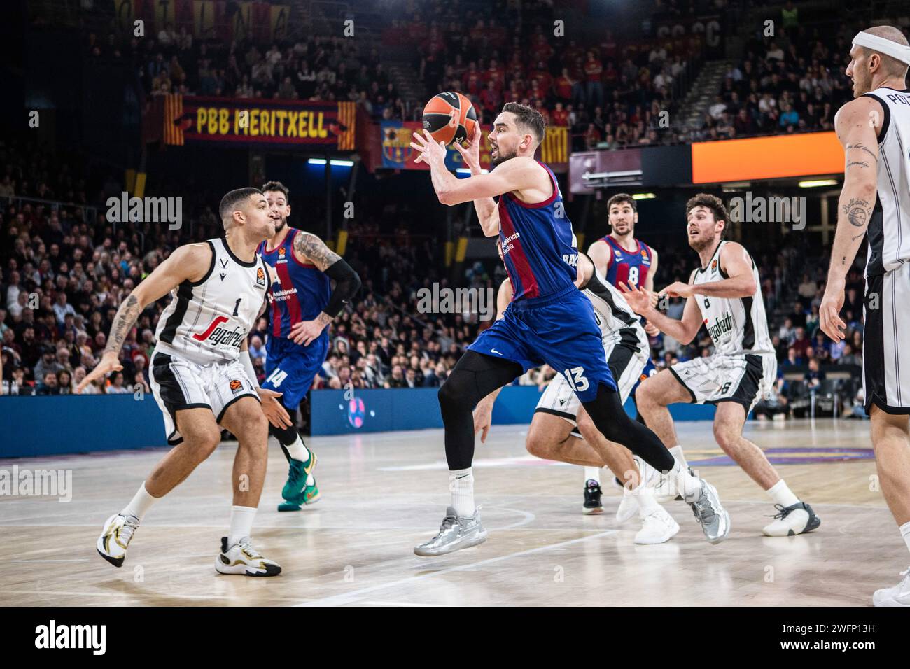 Barcellona, Spagna. 31 gennaio 2024. Gabriel Lundberg (L) della Virtus Segafredo Bologna e Tomas Satoranksky (R) del FC Barcelona visti in azione durante la partita della stagione regolare turca EuroLeague Round 24 tra Barcellona e Virtus Bologna al Palau Blaugrana. Punteggio finale; Barcelona 84:57 Virtus Bologna. (Foto di Marti Segura Ramoneda/SOPA Images/Sipa USA) credito: SIPA USA/Alamy Live News Foto Stock