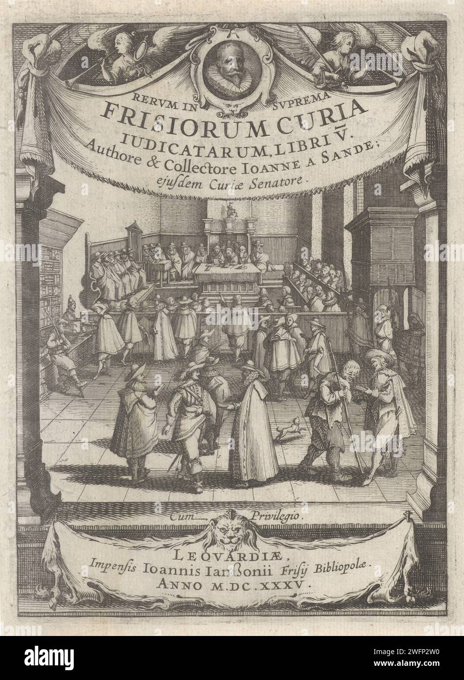 Interno di una corte, J. Hermans, 1635 stampa molte figure maschili in un interno di una corte. Su entrambi i lati dello spettacolo due colonne con il titolo e un ritratto dello scrittore a destra all'interno di un cartiglio. Inoltre, due angeli con gli attributi della verità e della giustizia: Uno specchio, una scala e una spada rispettivamente. Sotto lo spettacolo una pelle di leone con l'impressa su di essa. Leeuwarden carta incisione / stampa di letterpress simboli e allegorie della giurisprudenza. diritto e giurisprudenza (+ aula di tribunale) Foto Stock