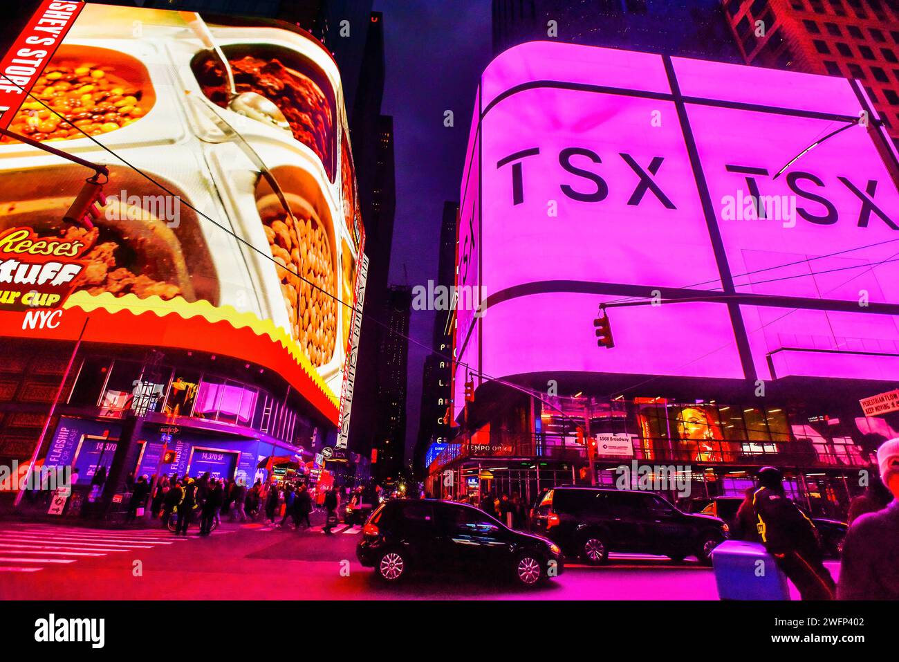 Times Square di notte con cartelloni luminosi Foto Stock